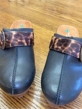 Bare traps posture clogs,size 71/2,black with animal print strap.